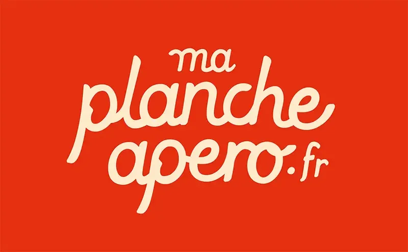 Logo manuscrit ma planche apero.fr en lettres crème sur fond rouge orangé