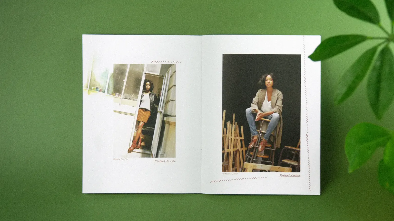 Double page du book Bocage présentant des femmes chaussées de bottines dans un atelier d'artiste