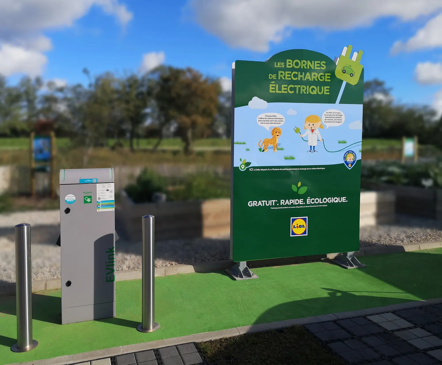 Panneau illustré Lidl Les bornes de recharge électrique près d'une borne, sur le parcours écoresponsable