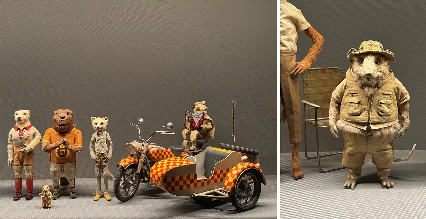 Marionnettes d'animaux du film Fantastic Mr. Fox de Wes Anderson avec une moto à side-car à damier