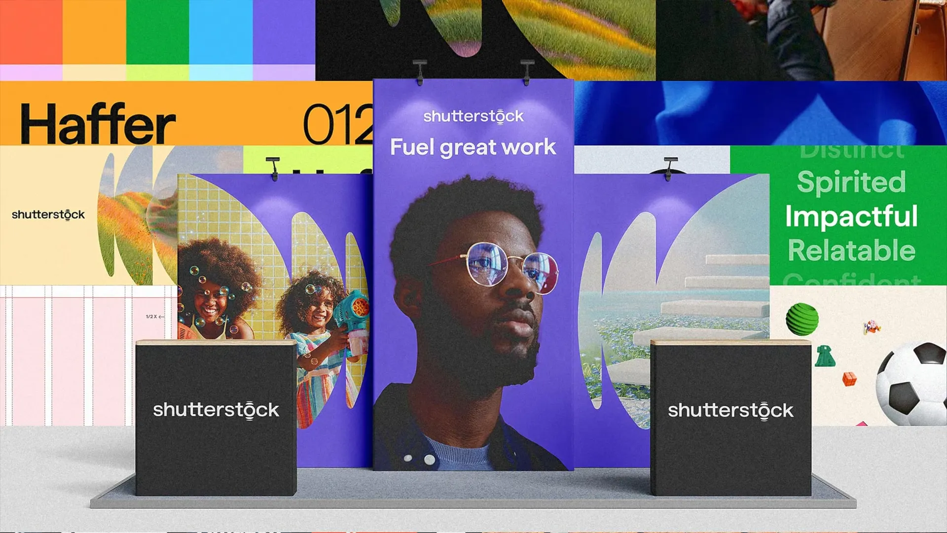 Stand Shutterstock violet avec portraits et slogan Fuel great work, devant des planches de la nouvelle identité