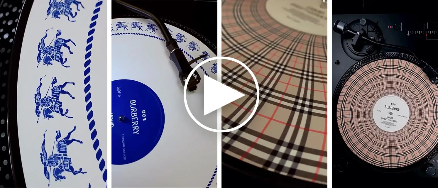 Disques vinyles Burberry au motif du chevalier équestre bleu et au tartan beige, posés sur des platines