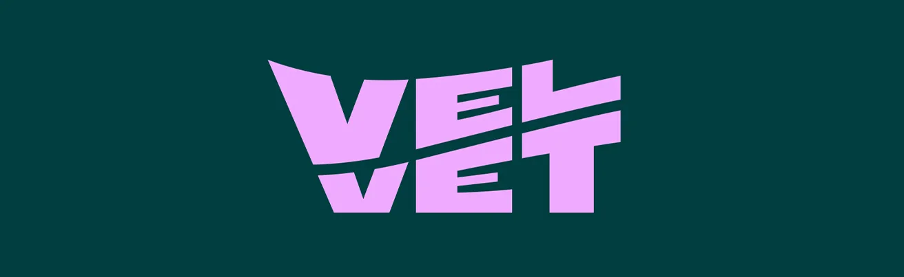 Logo Velvet en lettres roses déformées sur fond vert sombre