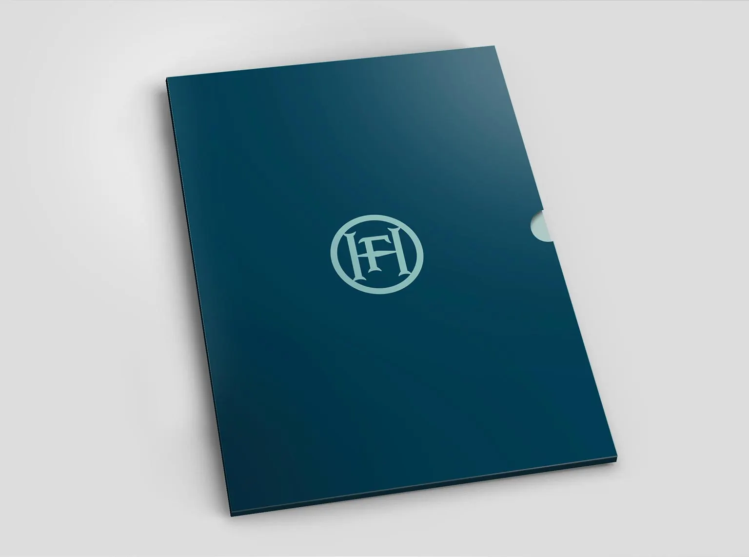 Pochette bleu canard du programme 133 FSH d'Edmond de Rothschild avec le monogramme FH