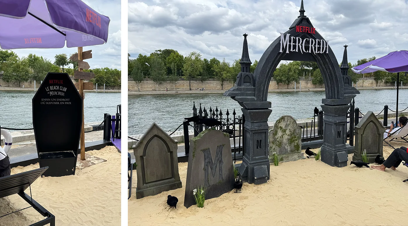 Beach Club Mercredi de Netflix au bord de la Seine : sable, pierres tombales et portail gothique