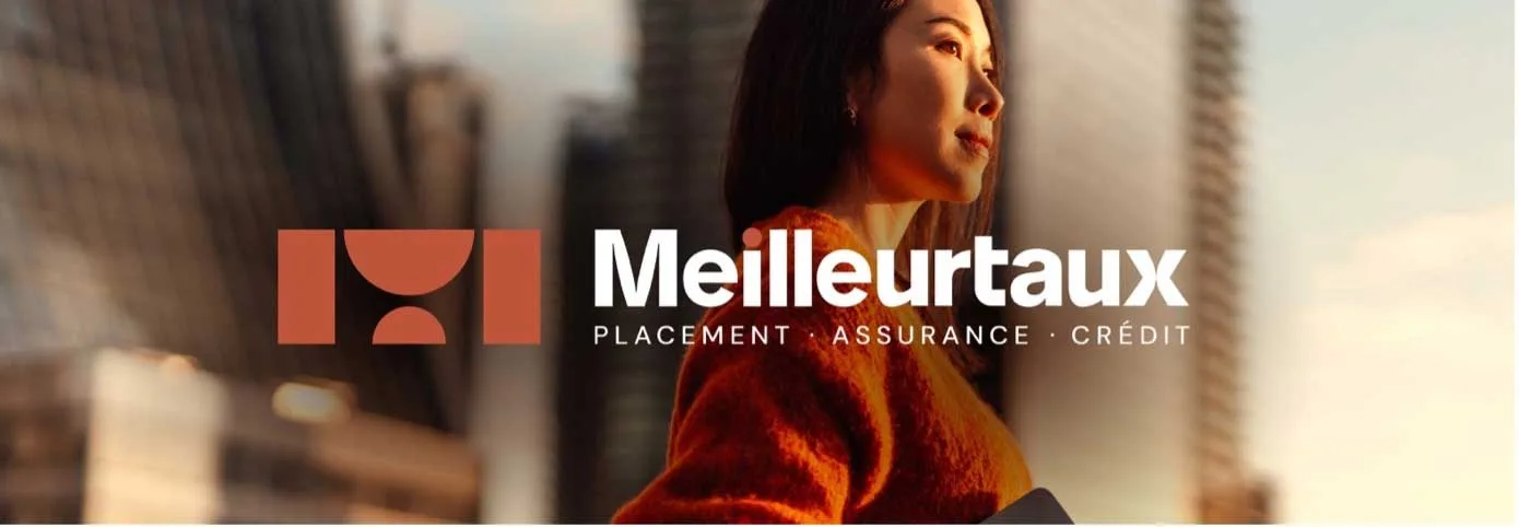 Femme en pull orange en ville sous le nouveau logo Meilleurtaux