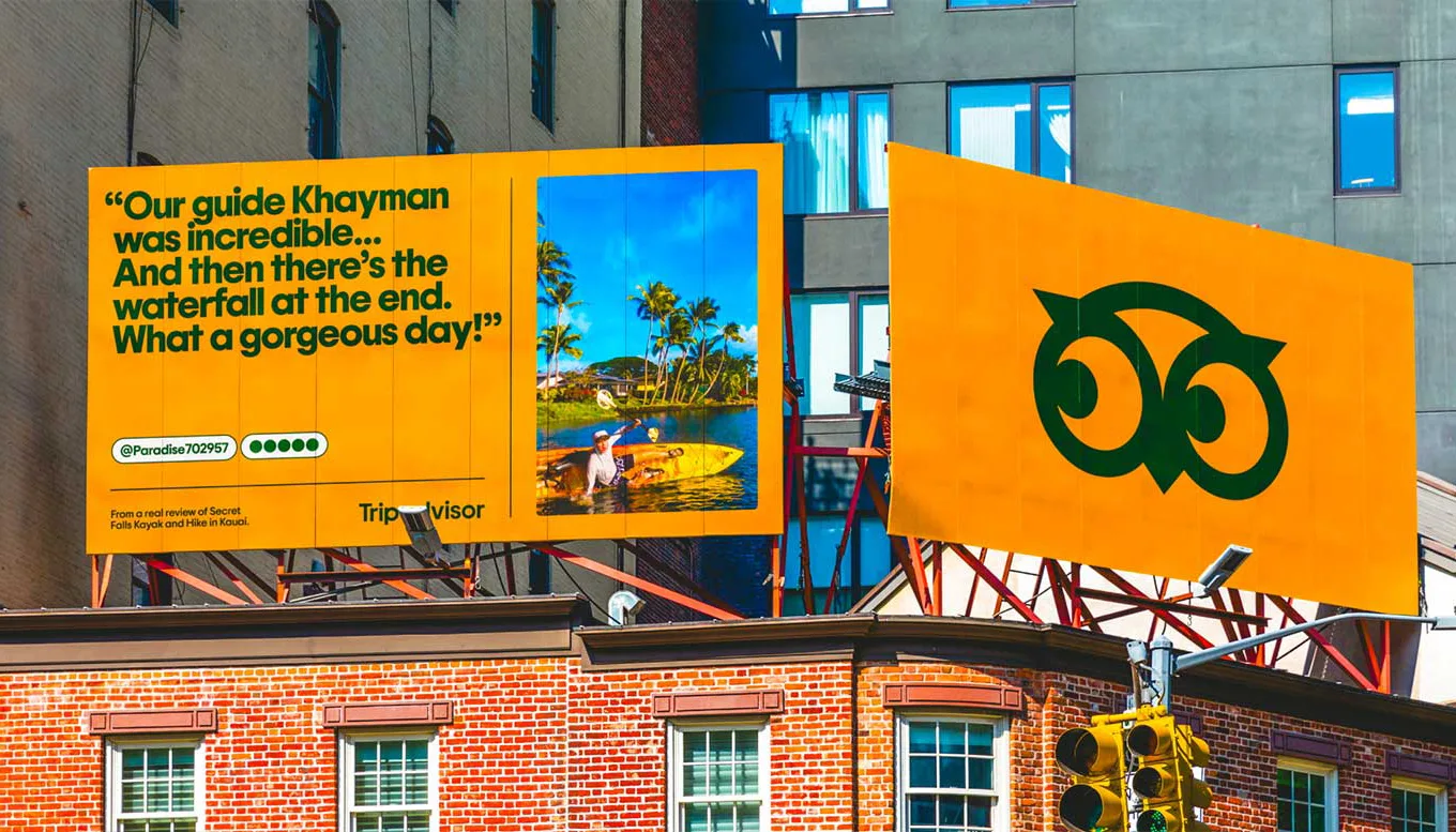 Panneaux publicitaires orange Tripadvisor en ville avec un avis client et la chouette géante