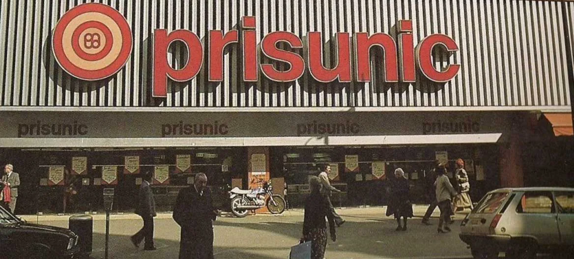 Façade d'un magasin Prisunic dans les années 70 avec son logo rouge en forme de cible