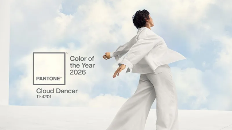 Personne en tenue blanche sur fond de nuages, Pantone Color of the Year 2026 Cloud Dancer 11-4201
